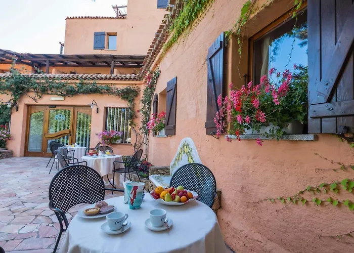 ホテル Rocce Sarde サン・パンタレオ